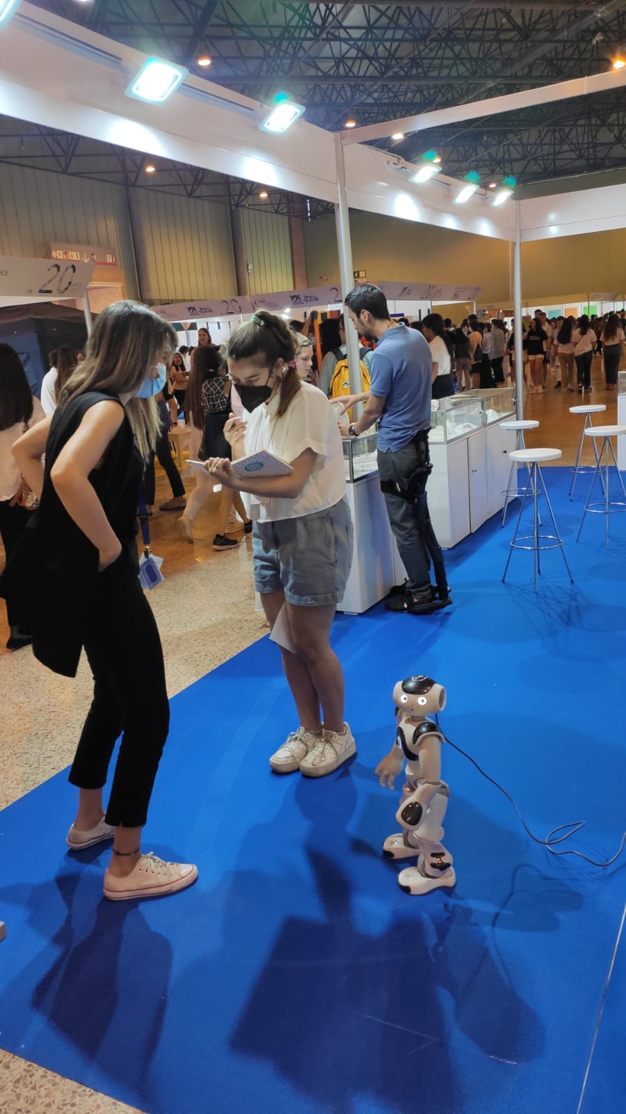 publico depie con robot