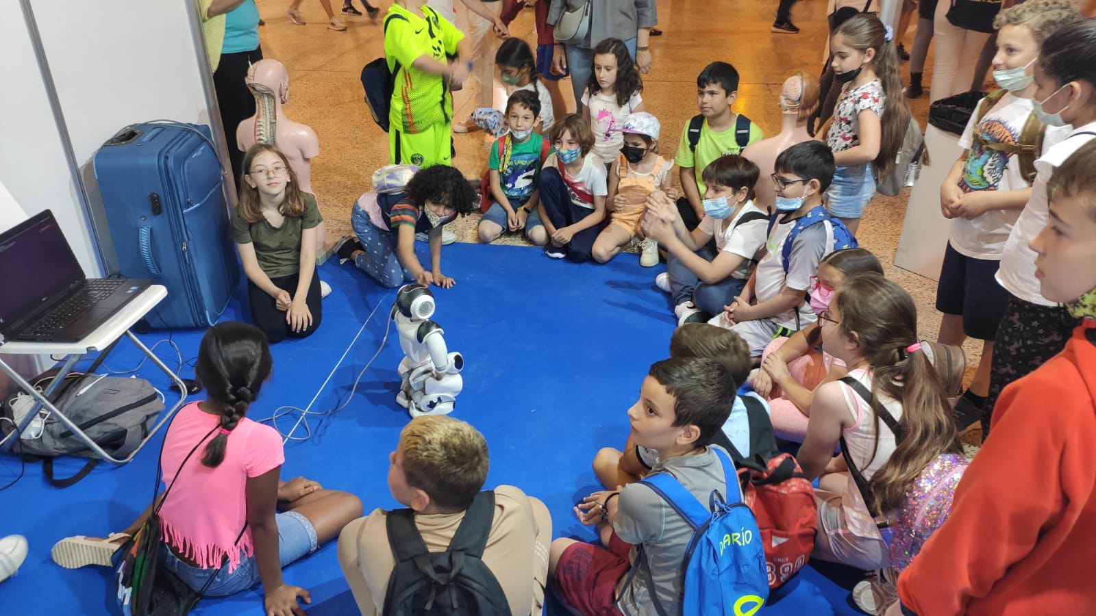 ESTUDIANTES CON ROBOT